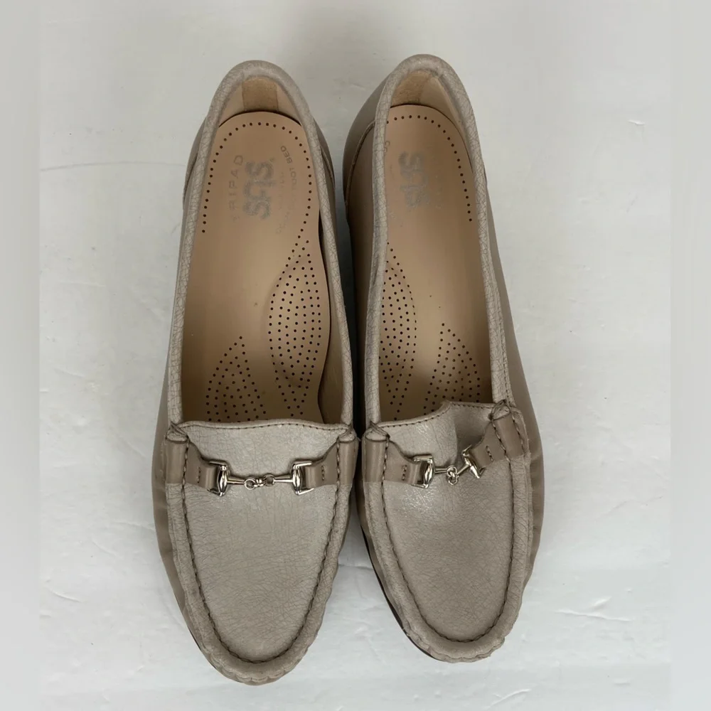 SAS Metro Leather Loafers Size 8 M Beige Leather Tripad Comfort Preppy Flats